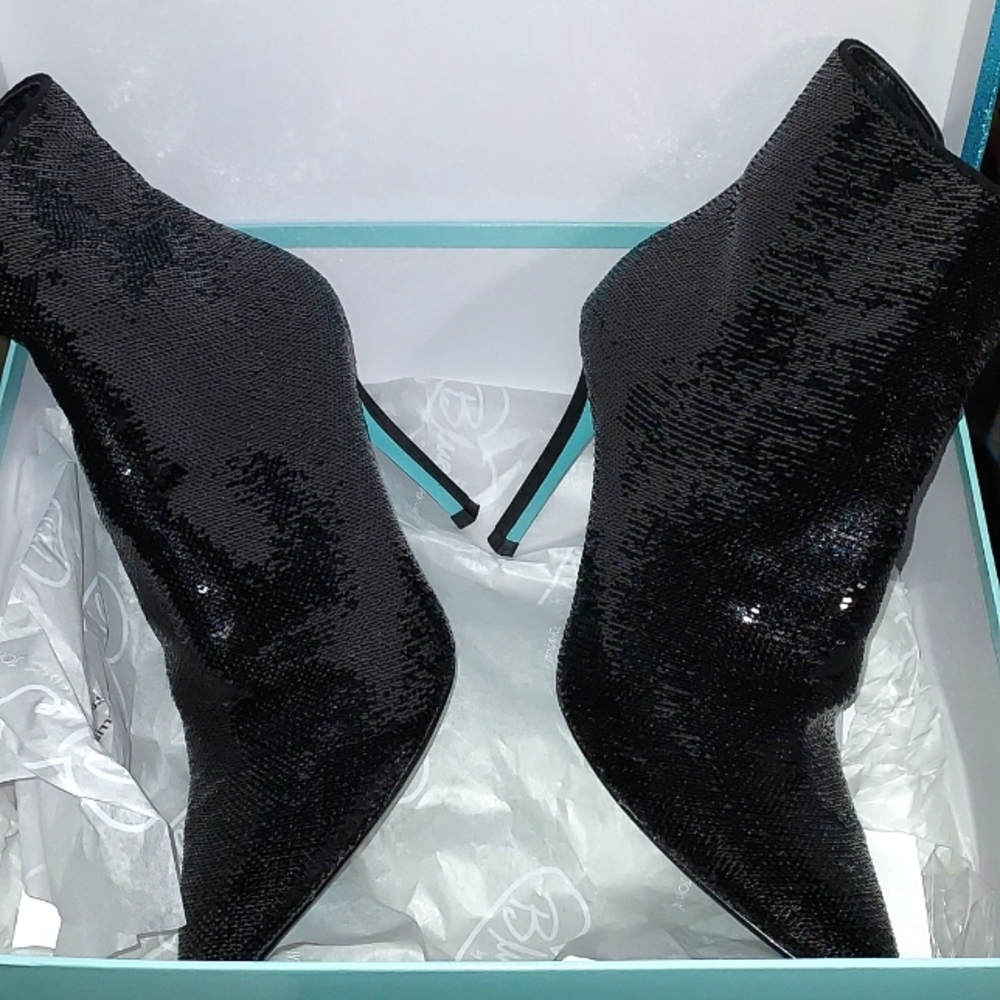 Betsey  Johnson Size 8M